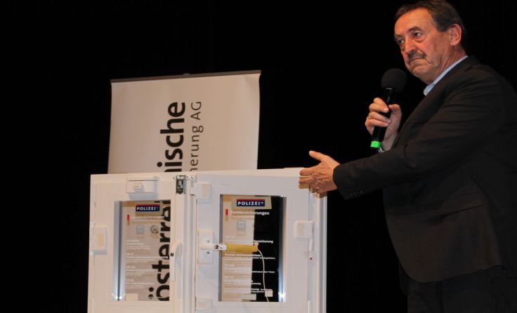 Anton Wachsenegger zeigte, wie schnell sich ein gekipptes Fenster öffnen lässt. 