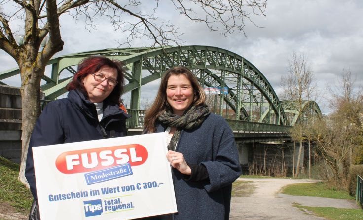 Tips-Redakteurin Ingrid Oberndorfer mit der Gewinnerin Brigitte Schmid (l.)