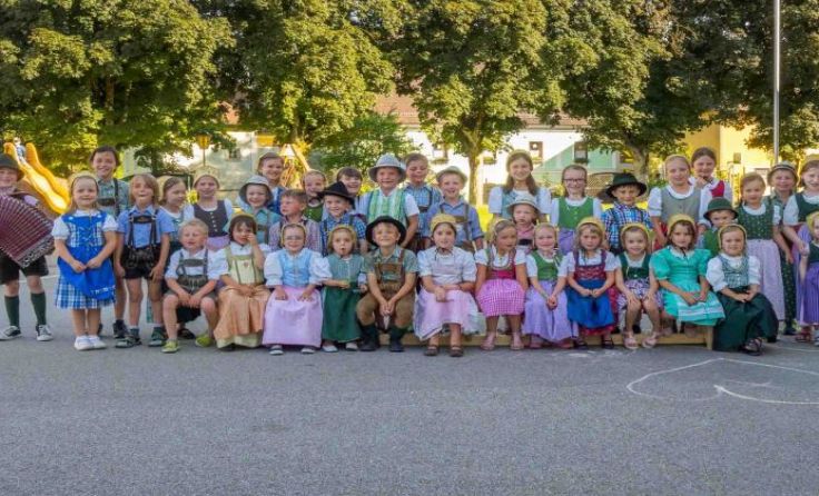 Die Wimsbacher Häubchenmädchen und Lederhosenbuam. Foto: A. Haslinger