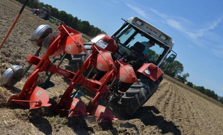 Genauigkeit und das Beherrschen des Traktors sind beim Pflügen wichtig. Foto: LJ