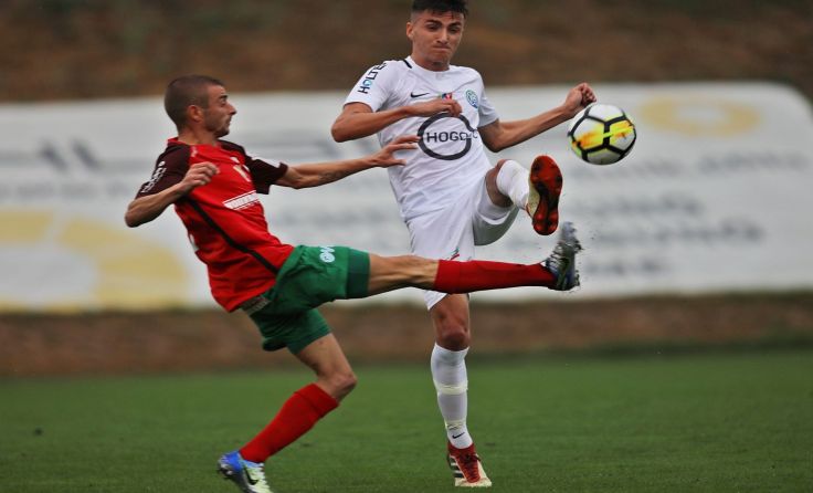 Bei starkem Regen trafen die zwei Teams der Regionalliga Mitte aufeinander. Foto: Hörmandinger