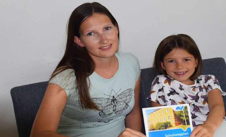 Carmen Koschar und ihre Tochter Jana sind froh über den Schulwegplan. Foto: Privat