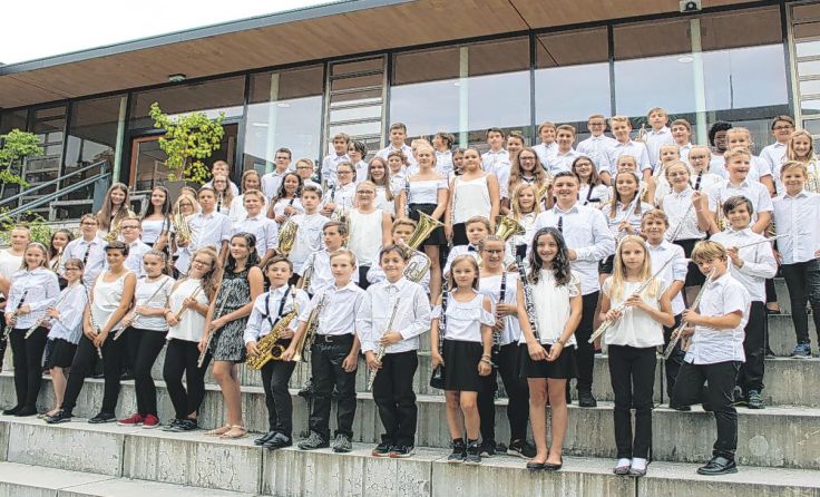 Die jugendlichen Musikschüler musizierten gemeinsam in Ritzlhof. Foto: Bauer