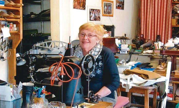 In ihrer Werkstatt repariert Mariane Bachl Schuhe, Taschen und vieles mehr. Foto: privat