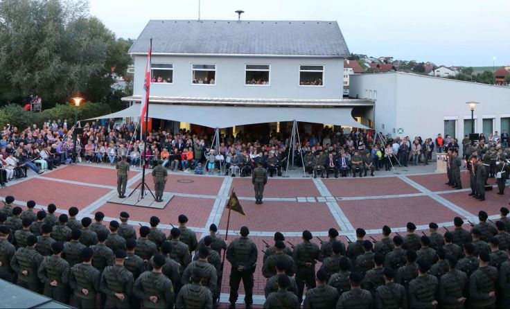 89 Rekruten gelobten am Gemeindeplatz Krenglbach ihre Treue. Foto: BMLV/Anton Mickla