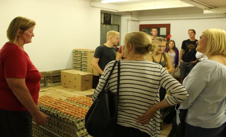 Landjugendmitglieder haben sich über die Produktion von Eiern informiert. Foto: Landjugend
