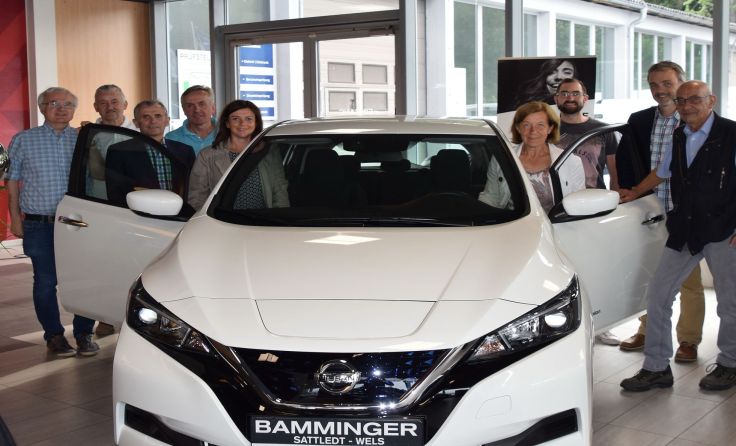 Das Sattledter E-Carsharing-Projektteam bei der Fahrzeugübernahme. Foto: Gemeinde