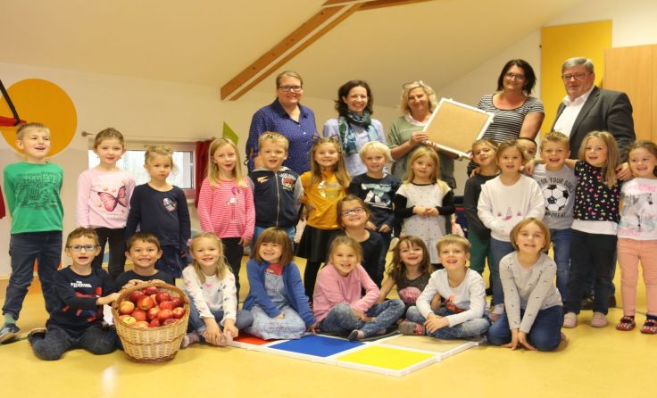 Die Kinder im Kindergarten mit ihren Gästen. Foto: Alfred Wolf