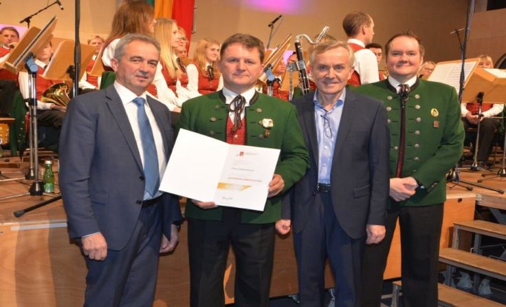 Eine Ehrung für Obmann Franz Dietachmair. Foto: MV