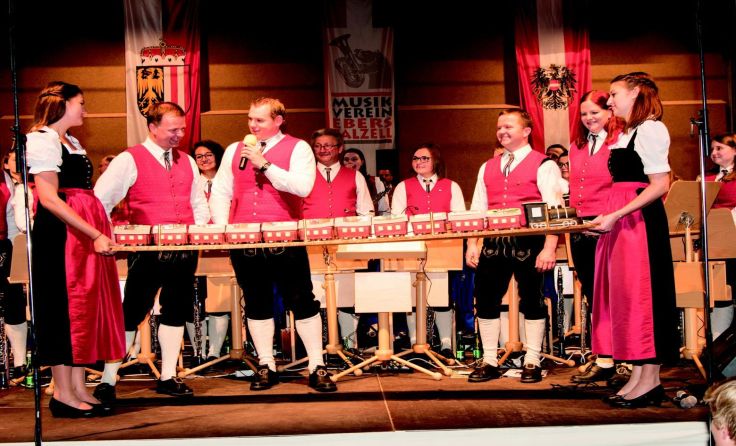 Eine Jubiläumstorte in Form eines Zuges beim Herbstkonzert. Foto: MV 