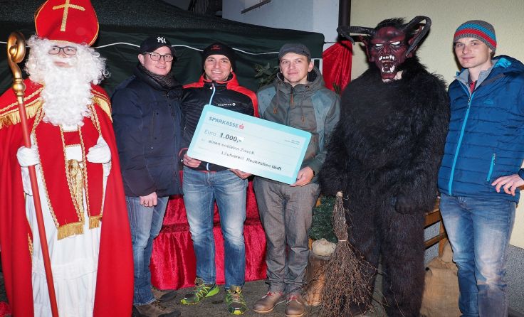 Vertreter von „Neukirchen läuft“ übergaben 1.000 Euro. Foto: Verein 