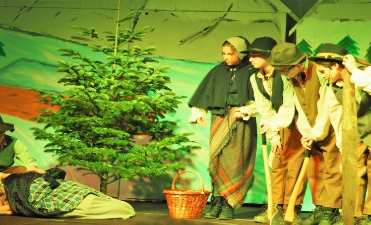 Die Schauspieler der NMS Steinerkirchen zu Weihnachten auf der Bühne. Foto: NMS