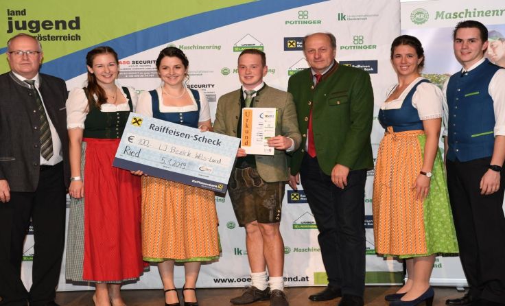 Medaillen für die Bezirkslandjugend, Landesvorstand und Ehrengäste gratulieren. Foto: LJ