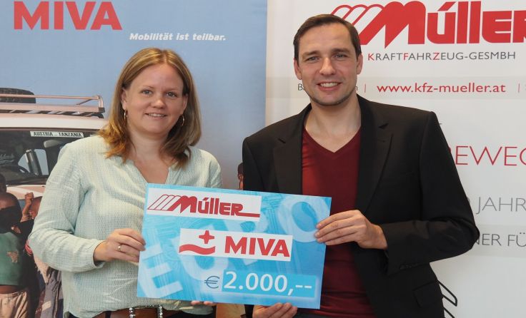 Markus Müller übergab die Spende an Miva-Geschäftsführerin Christine Parzer. Foto: Cloud