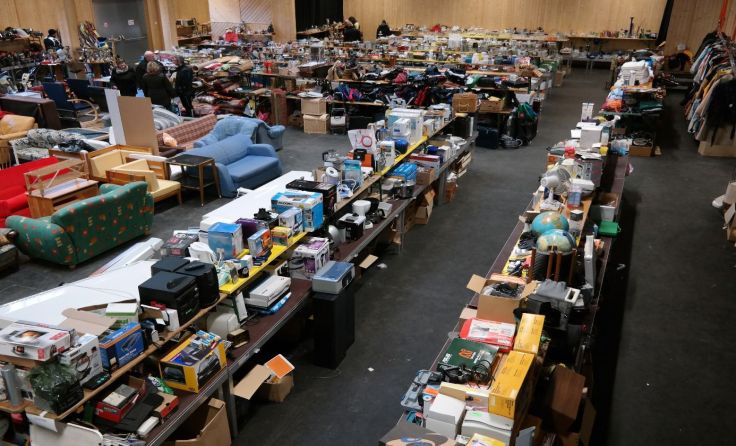 Waren über Waren beim Flohmarkt der Sportler im Sägewerk. Foto: SC