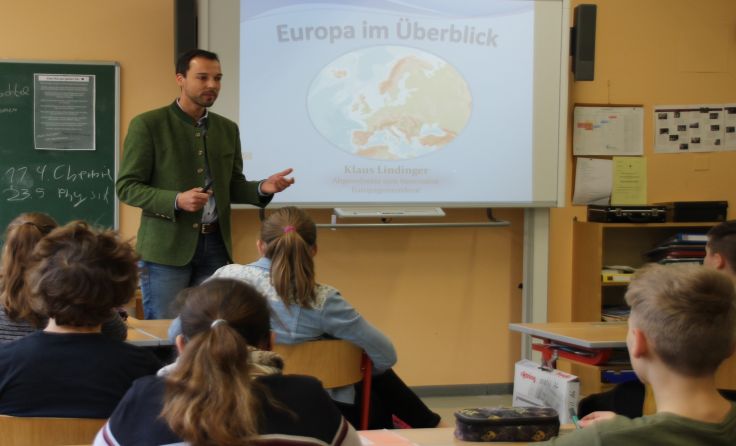 Nationalrat Klaus Lindinger übte sich kurz als Lehrer und erklärte die EU. Foto: Neudorfer