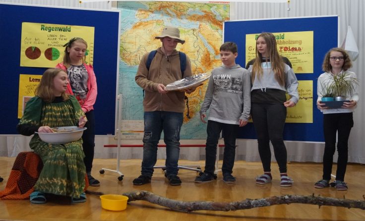 Schüler machten auf das Abholzen des Regenwaldes aufmerksam. Foto: NMS