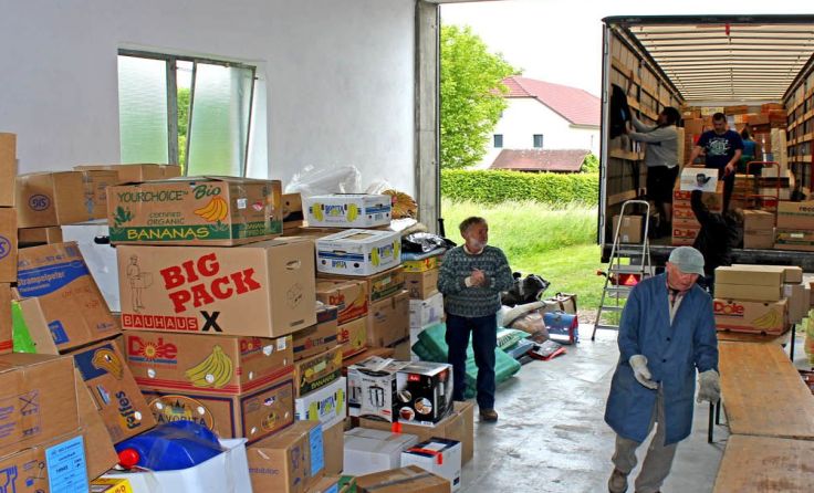Viele Freiwillige helfen zusammen, um die gespendeten Dinge zu verpacken. Foto: privat