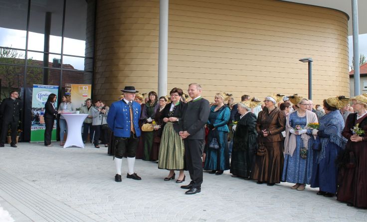Vor dem Gebäude wurden die Gäste empfangen, im Saal fand der Festakt statt. Foto: Paltinger