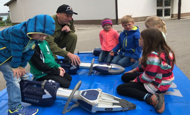 Die Schüler waren von den technischen Geräten der Feuerwehr beeindruckt. Foto: Feuerwehr