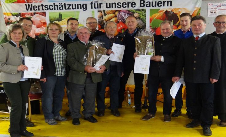 Pater Siegfried Eder mit den Preisträgern. Foto: privat