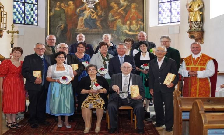Die Jubelpaare mit Vertretern der Gemeinde und der Pfarre. Foto: Gemeinde