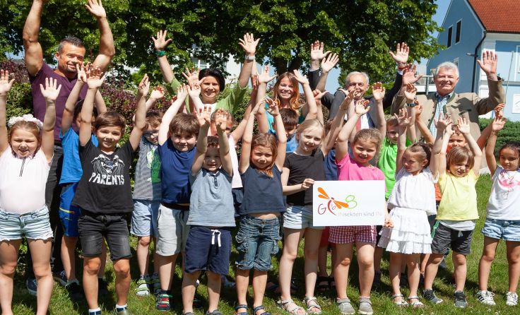 Wollen Insekten schützen: die Volksschüler von Gunskirchen und Projektpartner. Foto: Gemeinde