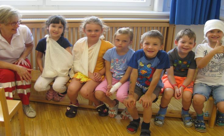 Arm in der Schlinge und Kopf verbunden – glücklicherweise wurde nur geübt. Foto: Kindergarten
