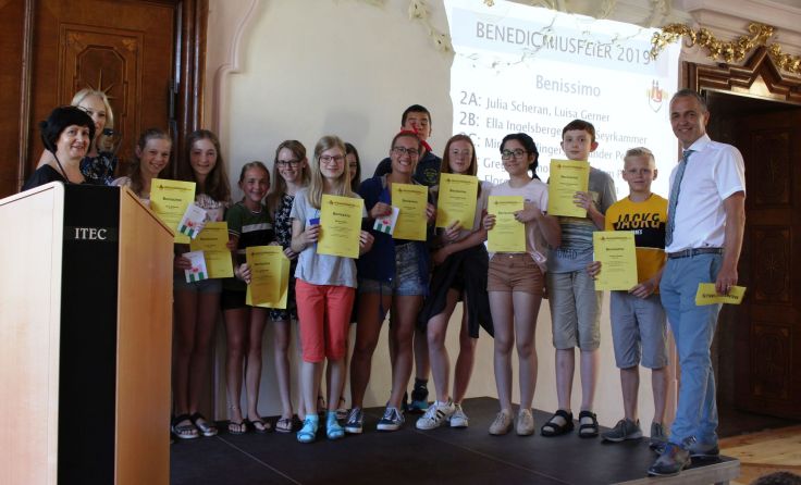 Die mit der Benissimo-Urkunde ausgezeichneten Schüler des Gymnasiums. Foto: P. Brandstätter