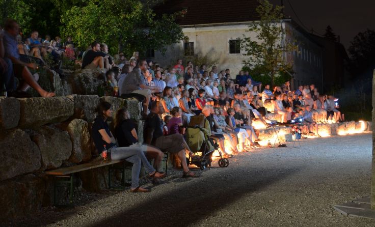 Auf den Stufen am Pfarrplatz sitzend kann man einen sommerlichen Kinoabend genießen. Foto: JVP