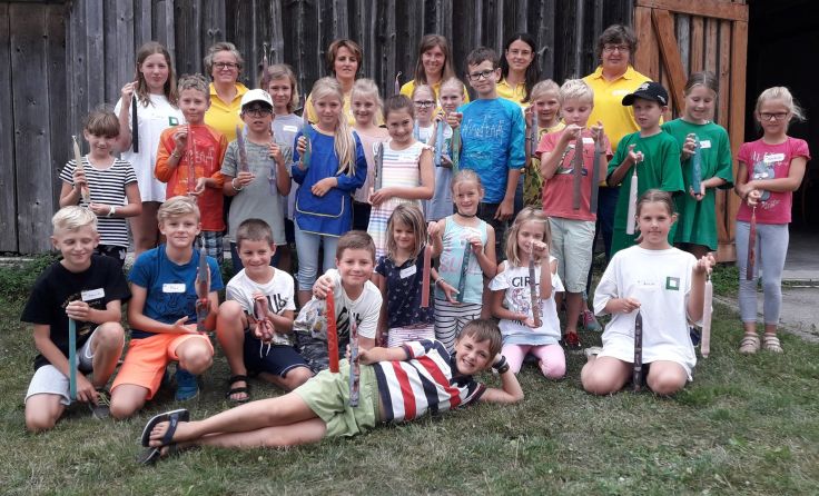 24 Steinhauser Kinder haben ihre eigene Kerze hergestellt. Foto: Goldhaubenfrauen