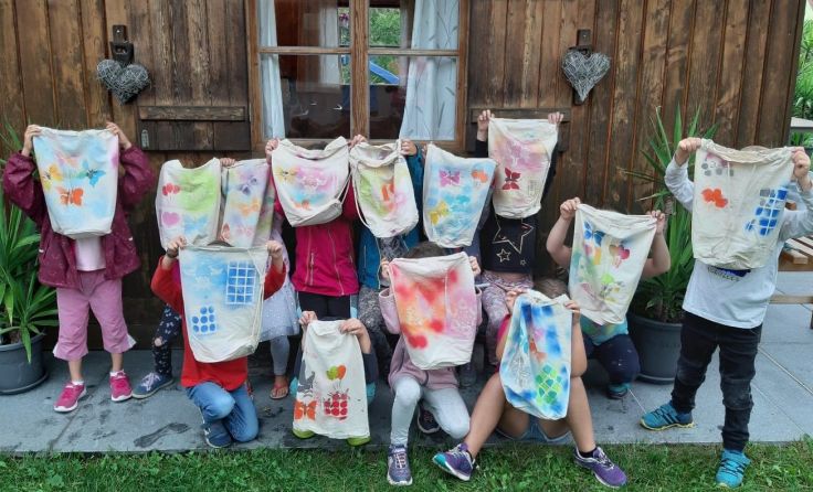 Stolz zeigen die jungen Wimsbacher ihre neuen Seesäcke. Foto: Simone Radner
