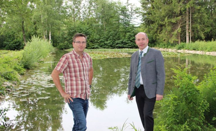 Max Hiegelsberger (r.) mit Fischzüchter Franz Kollmann Foto: Land OÖ/Mallinger