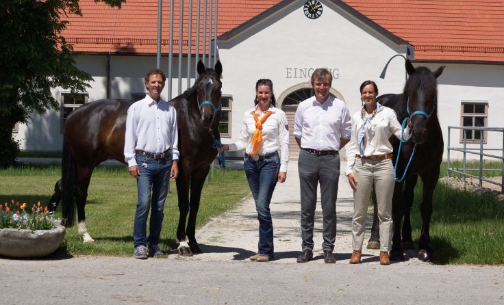 Johannes Mayrhofer (2.v.r.) und sein Team freuen sich auf das neue Angebot. Foto: Pferdezentrum