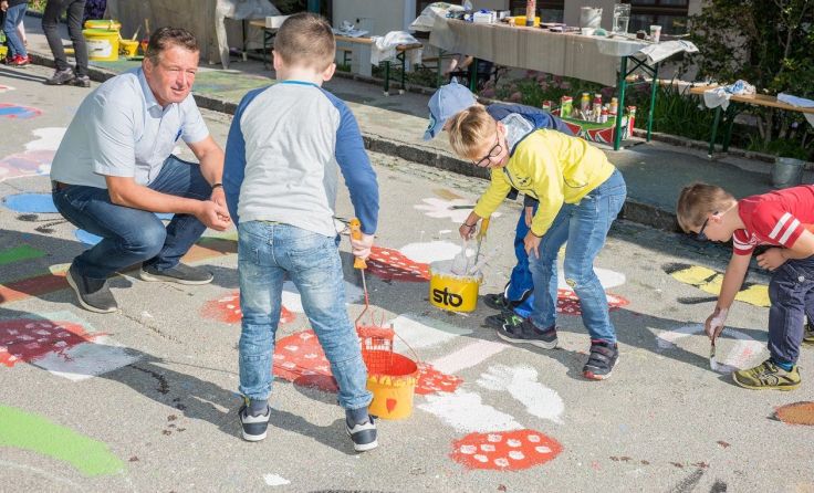 Kreative Kinder am Werk, der Bürgermeister (l.) hat gestaunt. Foto: privat