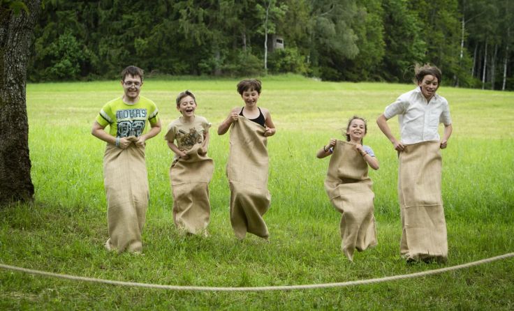 Auch Sackhüpfen kann man beim Spielefest ausprobieren. Foto: Meixner/Holzinger