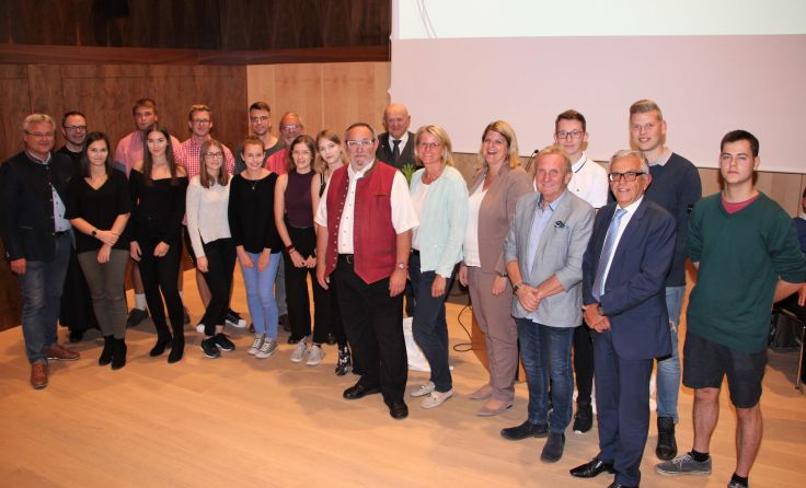 Die jungen Erwachsenen mit der Gemeindevertretung und den Ehrengästen. Foto: Gemeinde