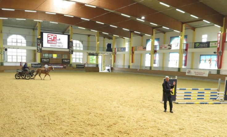 Die Karl-Bauer-Reithalle im Pferdezentrum wurde 1999 eingeweiht. Foto: Pferdezentrum