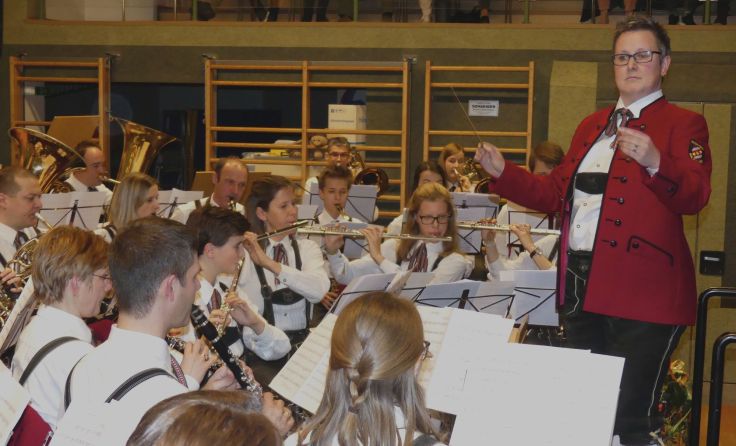 Kapellmeisterin Ute Großauer dirigiert das gut 40 Musiker zählende Orchester. Foto: Musikverein
