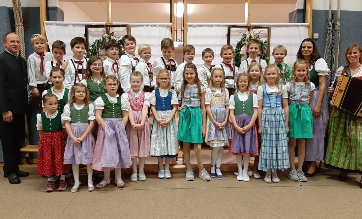 25 tanzbegeisterte Kindern tanzen in der Volkstanzgruppe. Foto: Volkstanzgruppe