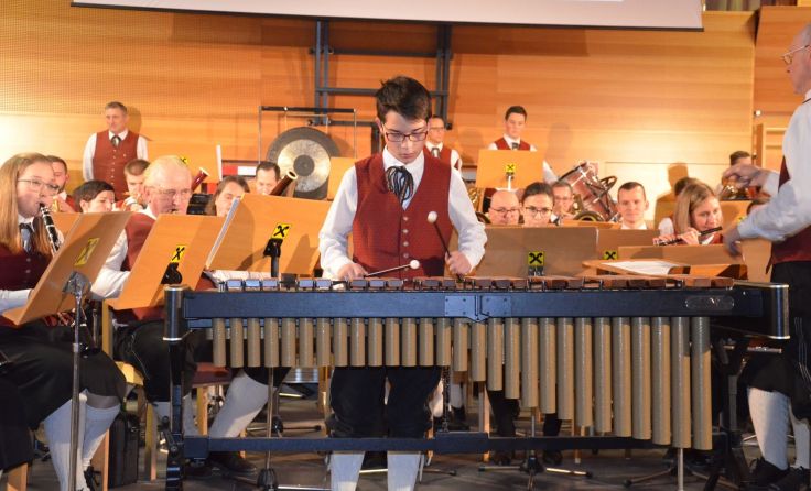 Souverän entführte Noah Leithenmair bei der Zugabe in die Zirkuswelt. Foto: Cornelia Gasperlmair