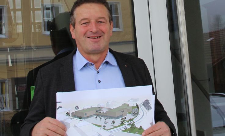 Bürgermeister Johann Stürzlinger mit dem Plan für das neue Dienstleistungszentrum. Foto: Gemeinde