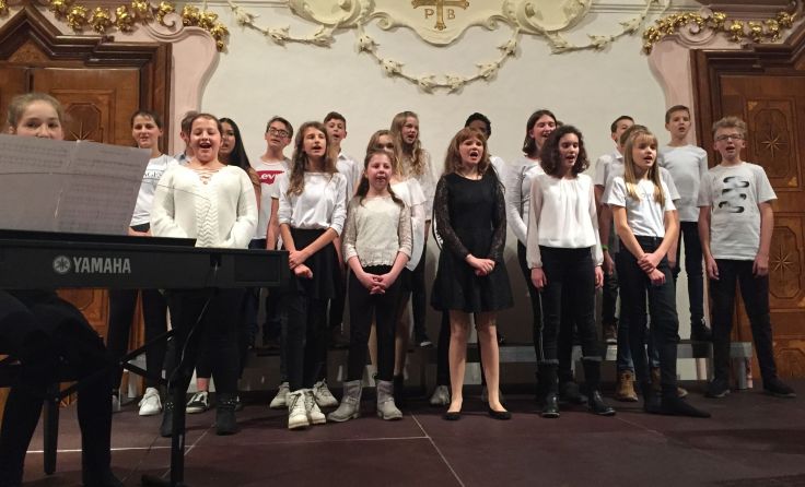 Der Chor der 3A-Klasse des Stiftsgymnasiums bei ihrer Aufführung. Foto: RG