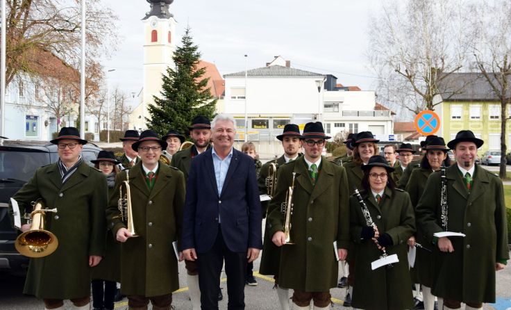 Musiker überraschten Sturmair. Foto: Gemeinde