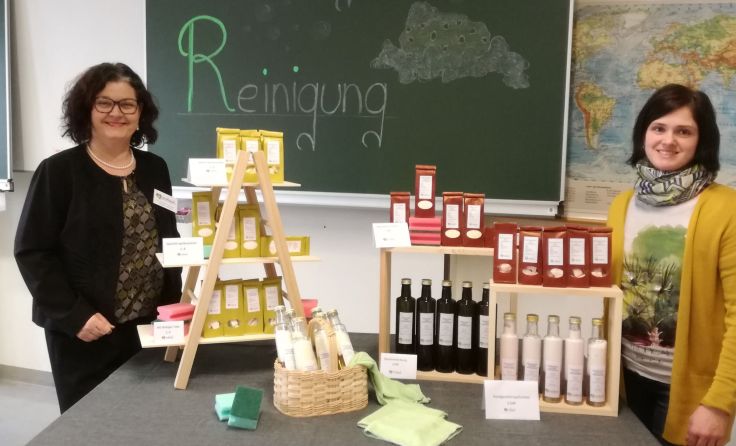 Lehrer und Schüler haben ihre selbst gemachten Produkte vorgestellt. Foto: Schule