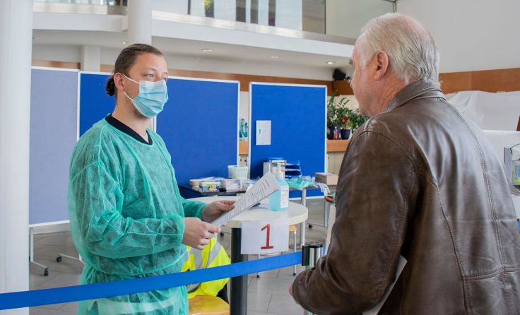 Die Patienten werden schon in der Eingangsschleuse befragt. Foto: Klinikum Wels-Grieskirchen