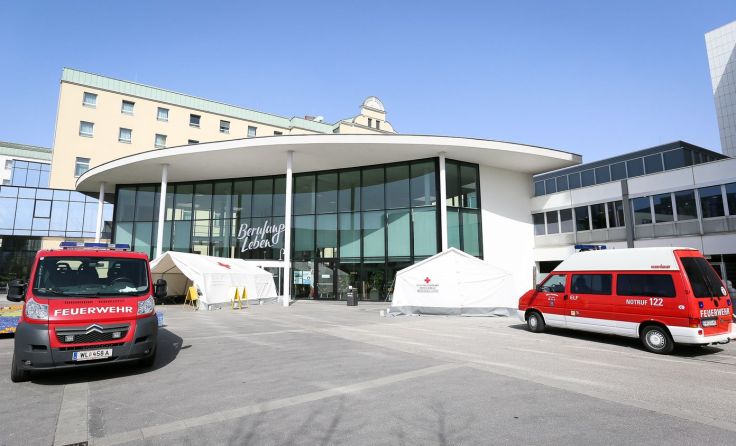 Die Feuerwehren leisten Assistenzeinsatz im Klinikum Wels.. Foto: O. Deutsch