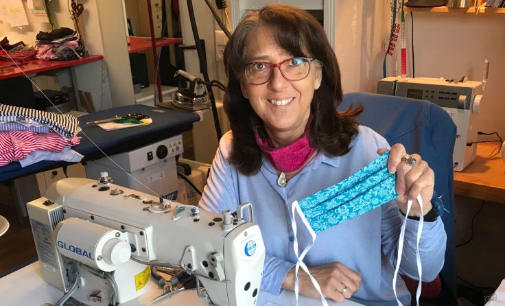 Ingrid Müllner stellt Masken her. Foto: privat