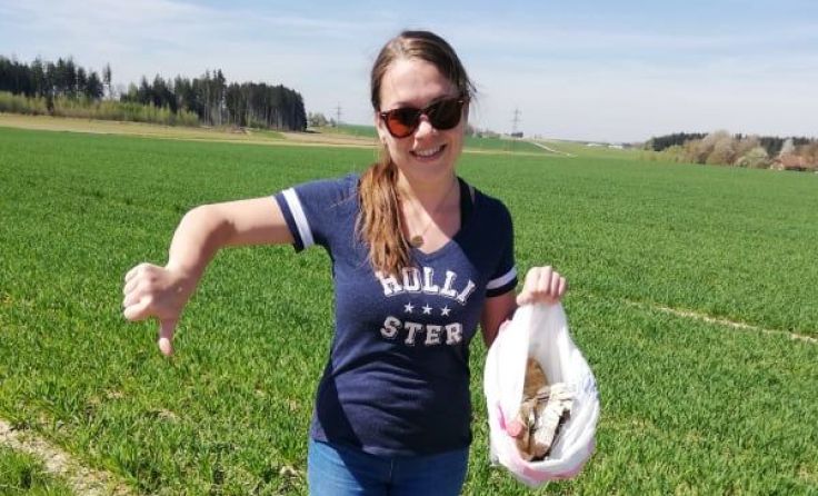 Für saubere Felder und Wiesen unterwegs – die Landjugendlichen. Foto: Landjugend Eberstalzell