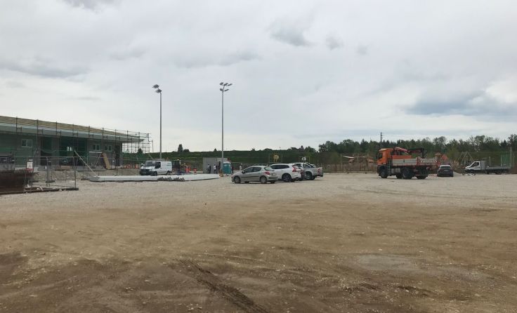 Das Sportzentrum ist noch eine Baustelle, aber man hat Platz für ein Autokino. Foto: Tips